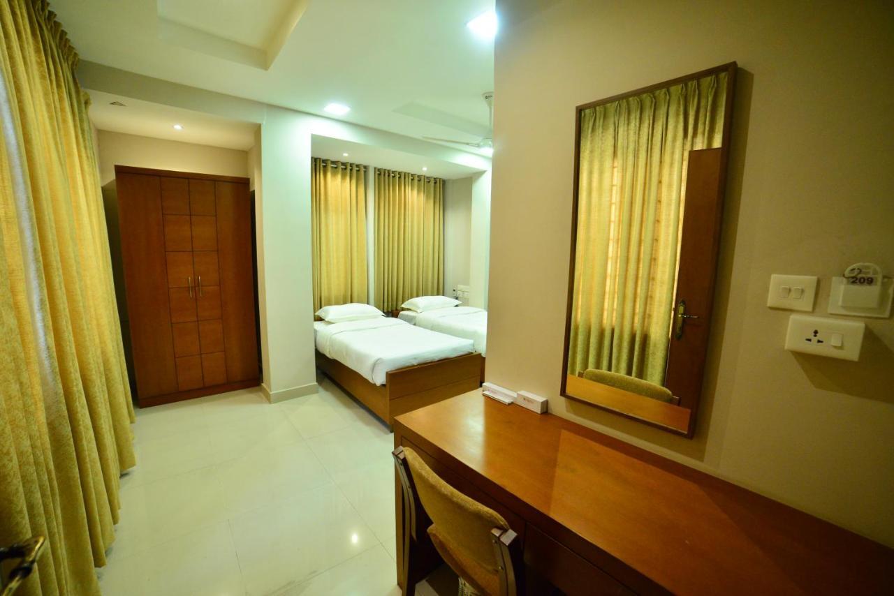 Hotel Priya Kottakkal Exterior foto