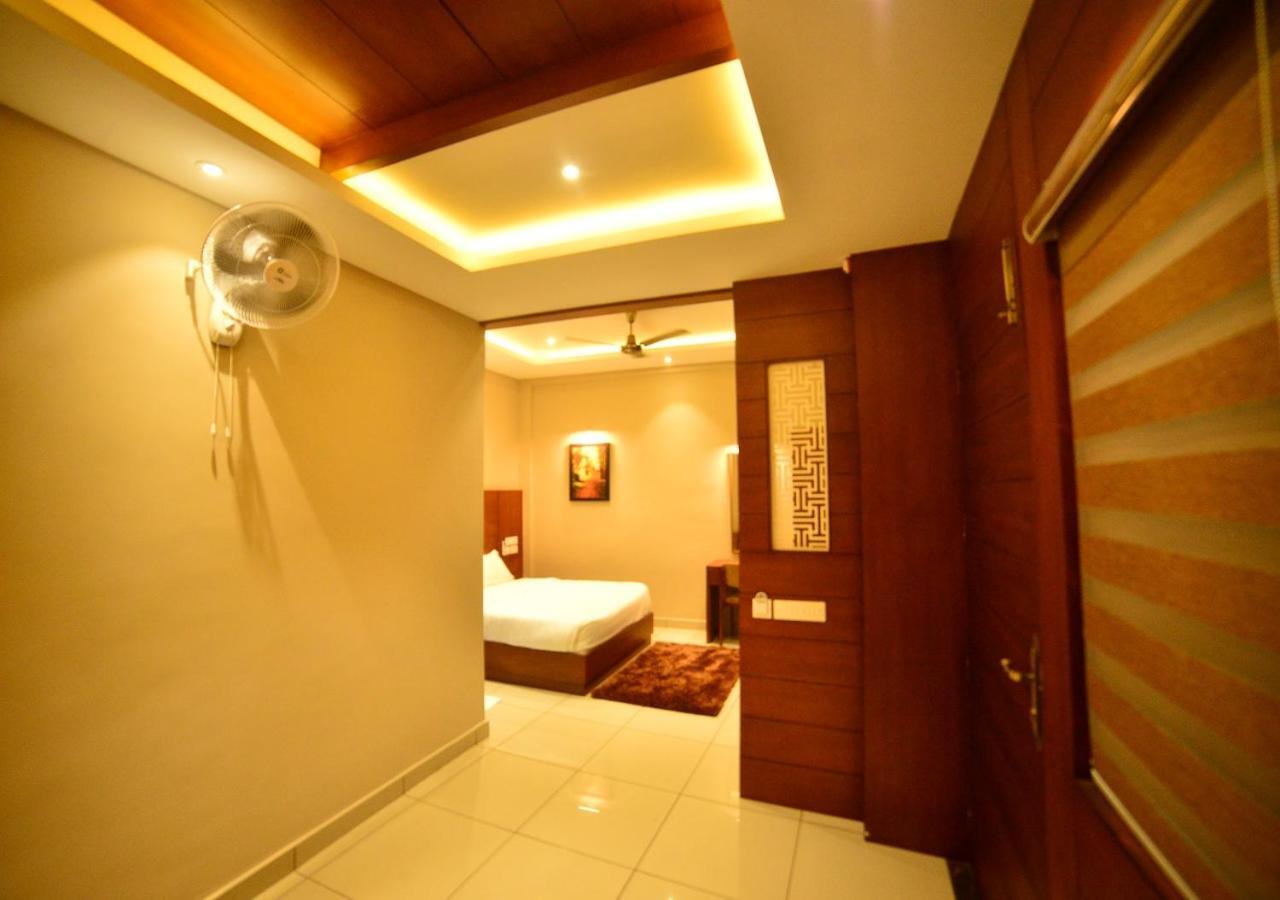 Hotel Priya Kottakkal Exterior foto