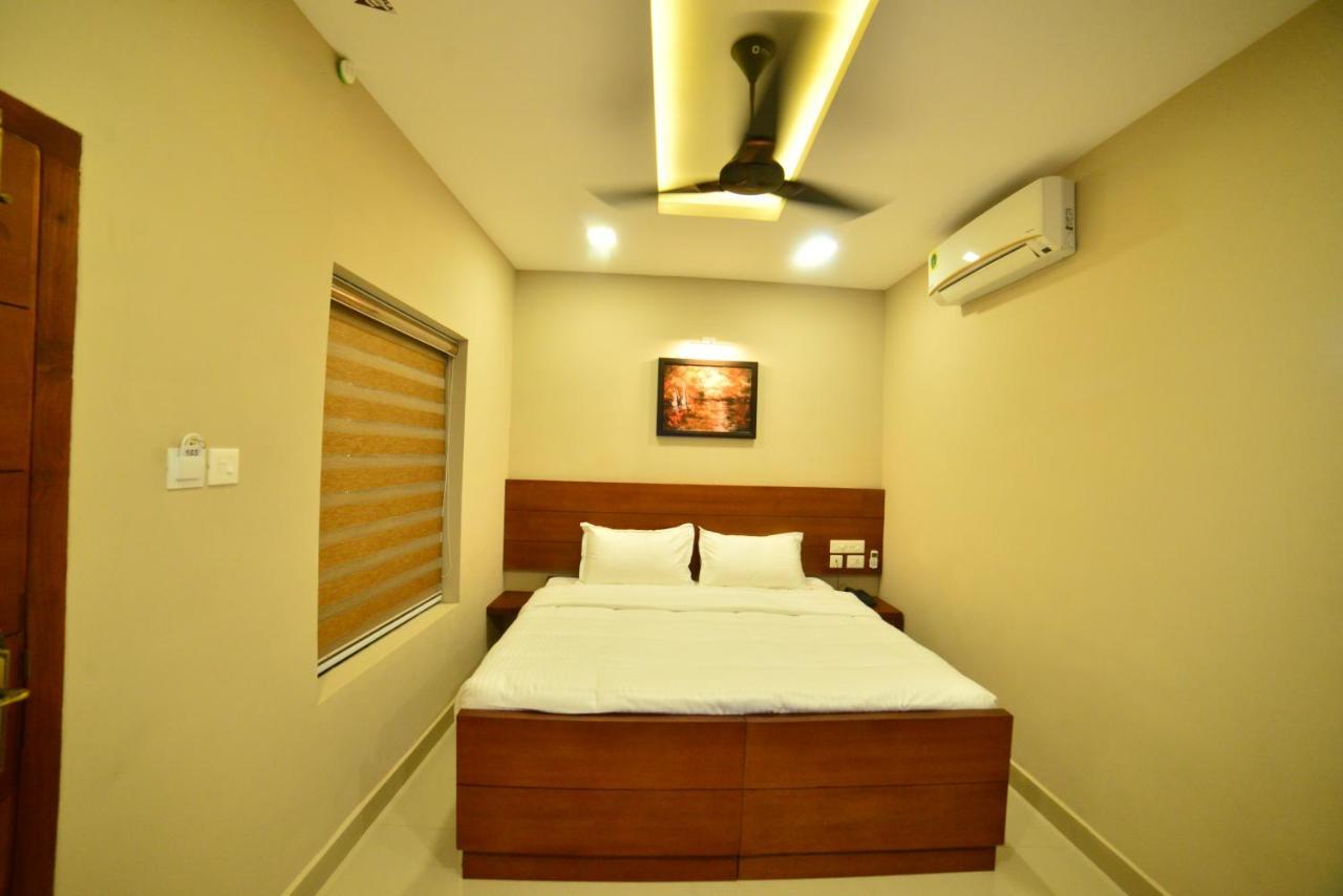 Hotel Priya Kottakkal Exterior foto